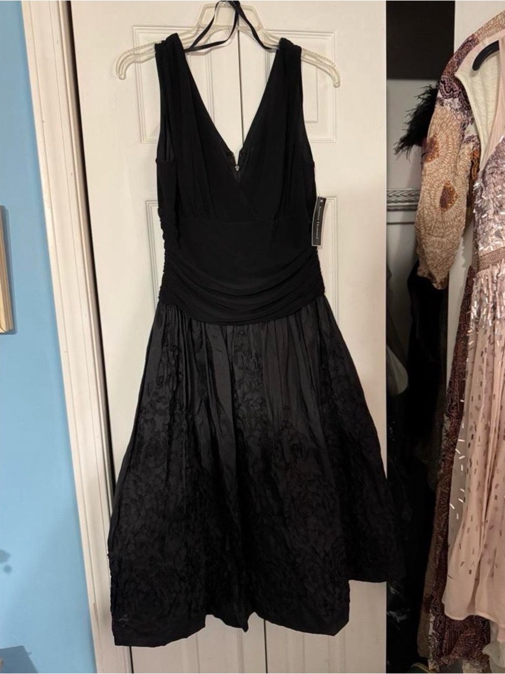 Jessica Howard Black V-Neck Sleeveless Midi Dress